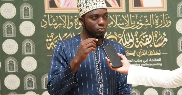 مصحف من مجمع الملك فهد يقود شابًا من “توغو” لحفظ القرآن والمنافسة في مسابقة الملك عبدالعزيز الدولية