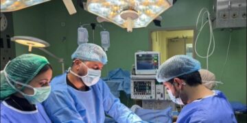 مركز أمراض وزرع الكلى بمدينة الطب يجري عملية زرع كلى لمريض