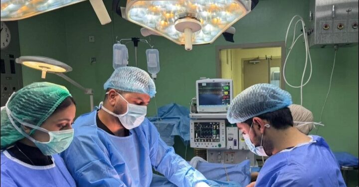 مركز أمراض وزرع الكلى بمدينة الطب يجري عملية زرع كلى لمريض