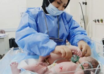 مستشفى البصرة للنسائية والأطفال يشهد ولادة توأم بعد 13 عاماً من العقم