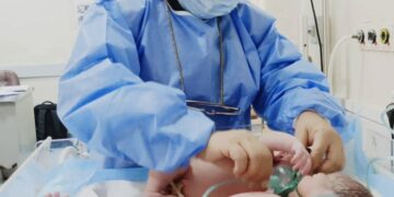 مستشفى البصرة للنسائية والأطفال يشهد ولادة توأم بعد 13 عاماً من العقم