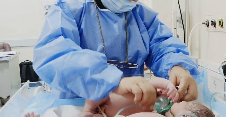 مستشفى البصرة للنسائية والأطفال يشهد ولادة توأم بعد 13 عاماً من العقم