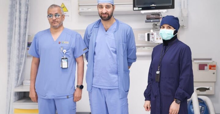 “طبية مكة” تنجح في زراعة أول جهاز لازالة الرجفان البطيني داخل القلب لمريض سبعيني