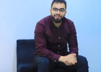 الأستاذ عمرو حمدان.. معلم الكيمياء الذي صنع من المعادلات حياة