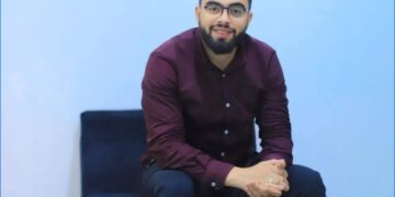 الأستاذ عمرو حمدان.. معلم الكيمياء الذي صنع من المعادلات حياة