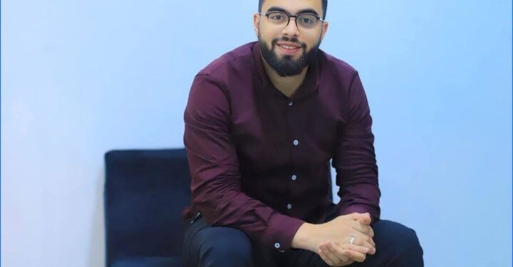 الأستاذ عمرو حمدان.. معلم الكيمياء الذي صنع من المعادلات حياة