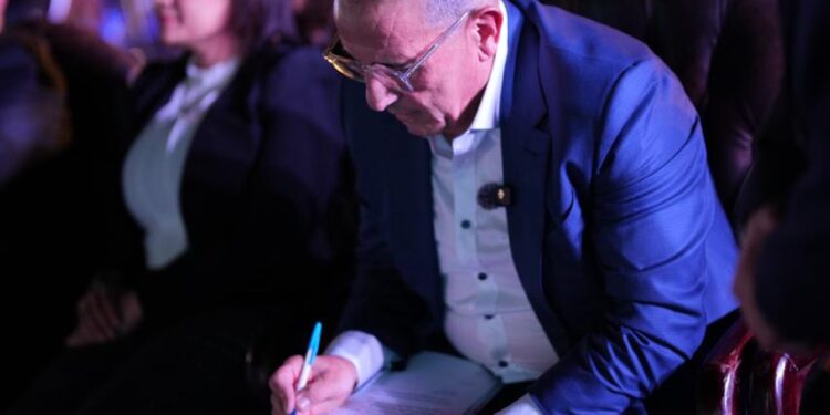 الفراغ الممتلئ” ديوان  صدر للشاعرة آمال صالح