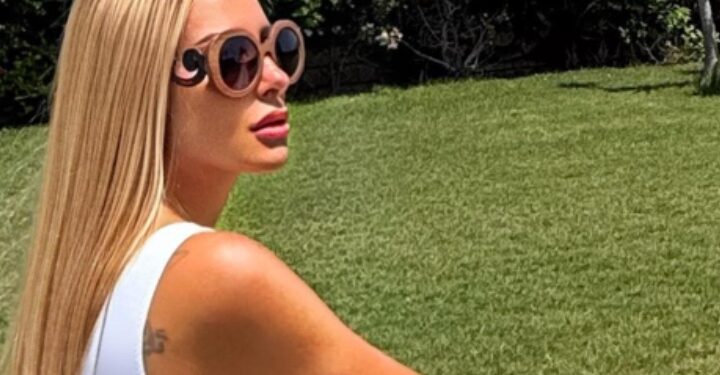 ريم مصطفى تودع الصيف بإطلالات لافتة تجمع بين الجاذبية والبساطة