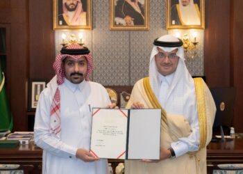 سمو محافظ الأحساء يكرّم مواطنًا تبرع بإحدى كليتيه لأخيه