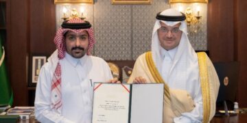 سمو محافظ الأحساء يكرّم مواطنًا تبرع بإحدى كليتيه لأخيه