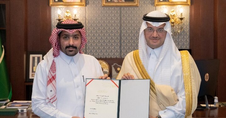 سمو محافظ الأحساء يكرّم مواطنًا تبرع بإحدى كليتيه لأخيه