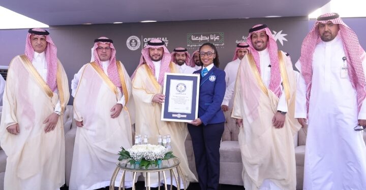 في اليوم الوطني الـ95… وزارة الموارد البشرية والتنمية الاجتماعية تُشكل أكبر علم سعودي بفن الفسيفساء