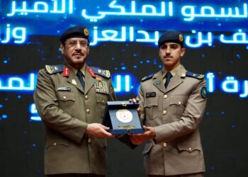 تحت رعاية الأمير عبدالعزيز بن سعود.. المدير العام للدفاع المدني يشهد تخريج (248) خريجًا من دورة أعمال الدفاع المدني التأهيلية للضباط الـ (54) بالرياض