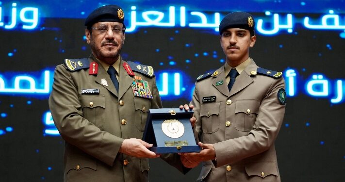 تحت رعاية الأمير عبدالعزيز بن سعود.. المدير العام للدفاع المدني يشهد تخريج (248) خريجًا من دورة أعمال الدفاع المدني التأهيلية للضباط الـ (54) بالرياض