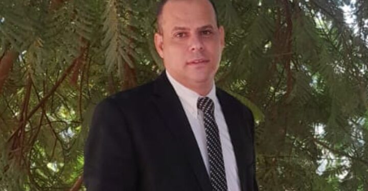 تهنئة للدكتور عاطف الهواري باختياره أفضل شخصية لعام 2025