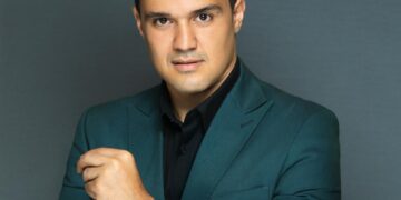 أحمد طارق سليم “تيخا”.. المصري الذي تغلّب على الموت ليقود ثورة الصحة والاستدامة والتكنولوجيا في العالم