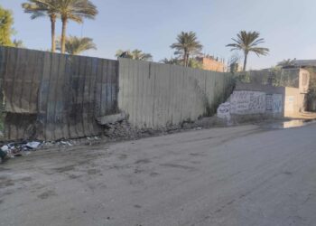 رئيس الوحدة المحلية بالمنوات جنوب الجيزة يُتابع عملية رفع القمامة من قرية طموه