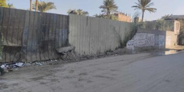 رئيس الوحدة المحلية بالمنوات جنوب الجيزة يُتابع عملية رفع القمامة من قرية طموه 