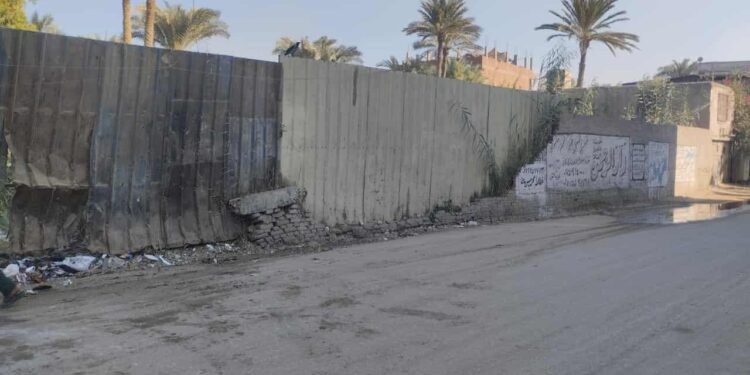 رئيس الوحدة المحلية بالمنوات جنوب الجيزة يُتابع عملية رفع القمامة من قرية طموه