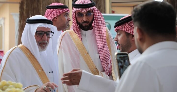 مدير بيئة الطائف يستقبل رئيس جامعة الطائف في مهرجان العنب والرمان 2025