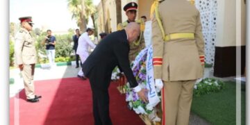 محافظ القاهرة وقائد المنطقة المركزية يضعان إكليل الزهور على مقابر شهداء أكتوبر