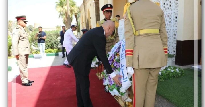 محافظ القاهرة وقائد المنطقة المركزية يضعان إكليل الزهور على مقابر شهداء أكتوبر