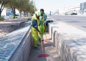 أمانة حفر الباطن تواصل استعداداتها لموسم الأمطار بتنظيف وصيانة شبكات تصريف السيول