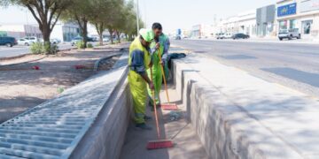 أمانة حفر الباطن تواصل استعداداتها لموسم الأمطار بتنظيف وصيانة شبكات تصريف السيول