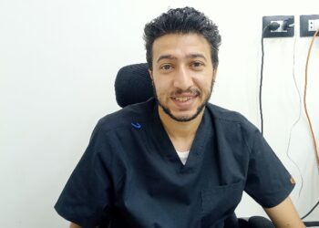 الدكتور محمد إيهاب.. طبيب بابتسامة إنسان ويد فنان بمستشفى أسوان الجامعي