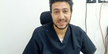الدكتور محمد إيهاب.. طبيب بابتسامة إنسان ويد فنان بمستشفى أسوان الجامعي
