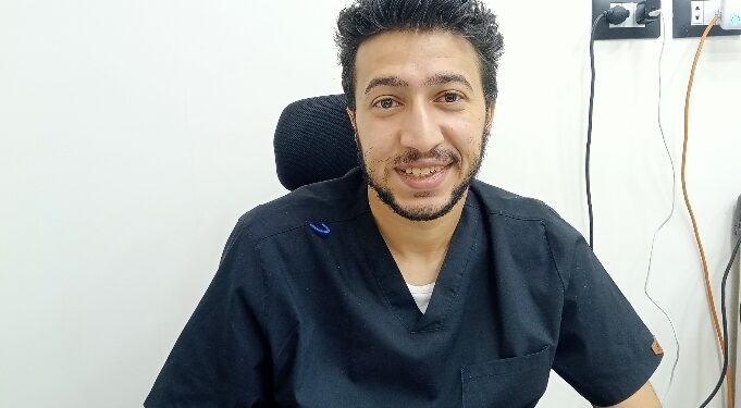 الدكتور محمد إيهاب.. طبيب بابتسامة إنسان ويد فنان بمستشفى أسوان الجامعي