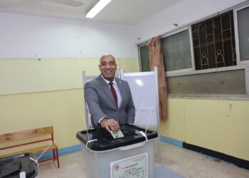 المهندس خالد عامر  امين مساعد حزب الجبهة الوطنية أمانة محافظة القاهرة يدلى بصوته في الانتخابات البرلمانية بالتجمع الخامس