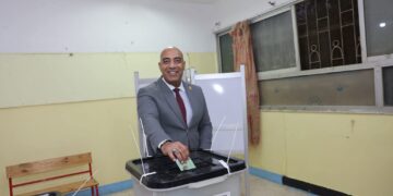 المهندس خالد عامر  امين مساعد حزب الجبهة الوطنية أمانة محافظة القاهرة يدلى بصوته في الانتخابات البرلمانية بالتجمع الخامس