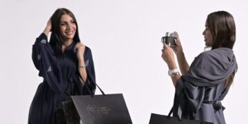 «المنصوري»… فخامة العباية الخليجية تتألق في مهرجان «آخر موضة» – الموسم 41