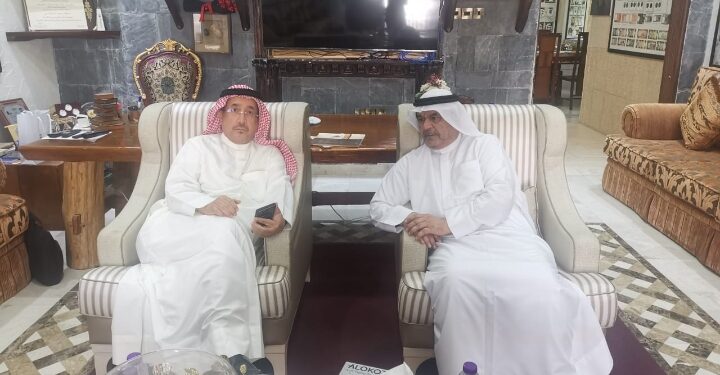 “زيارة ثقافية مميزة تجمع الشاعر أحمد محمد الحمادي مع وفد أصحاب المتاحف الخاصة في متحف رأس الخيمة للصور”