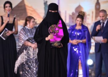 مصممة الأزياء السعودية فاطمة الهذال تبهر الحضور في ختام ملكة جمال العرب للقارات ٢٠٢٥