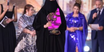 مصممة الأزياء السعودية فاطمة الهذال تبهر الحضور في ختام ملكة جمال العرب للقارات ٢٠٢٥