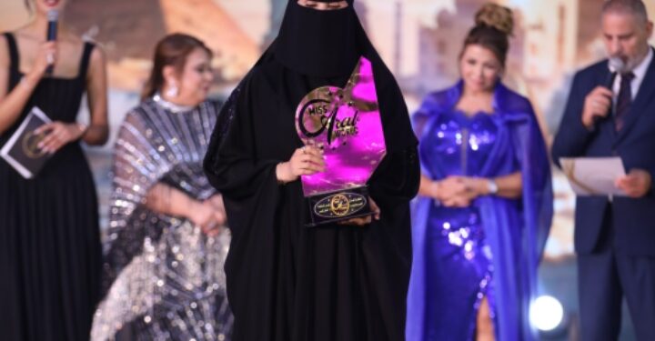 مصممة الأزياء السعودية فاطمة الهذال تبهر الحضور في ختام ملكة جمال العرب للقارات ٢٠٢٥