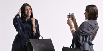 «المنصوري»… فخامة العباية الخليجية تتألق في مهرجان «آخر موضة» – الموسم 41