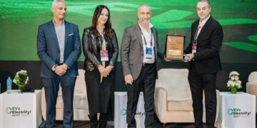 تكريم “كريدى أجريكول” الشريك الذهبى فى قمة مصر الدولية لوسائل التنقل الكهربائية “EVs”