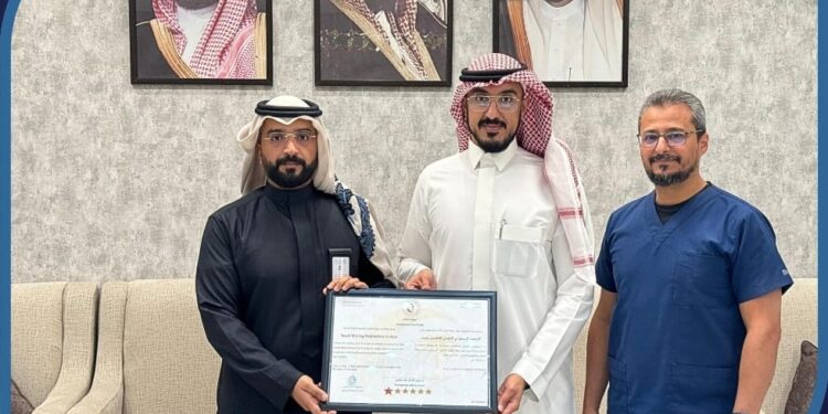 الهلال الأحمر بالحدود الشمالية يسلم معهد التعدين شهادة امتثال