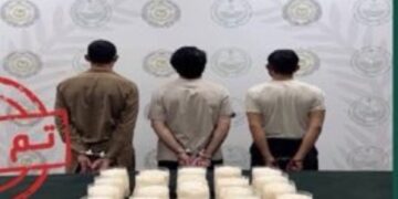 القبض على مقيمين ووافد لترويجهم (20) كيلوجرامًا المخدر (الشبو)