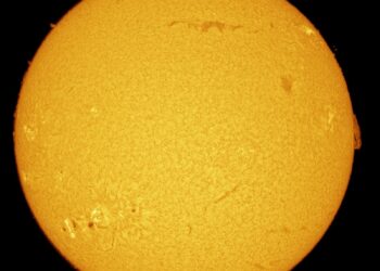 مركز الفلك الدولي يوثق بقع شمسية أكبر من الأرض بعشر مرات