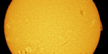 مركز الفلك الدولي يوثق بقع شمسية أكبر من الأرض بعشر مرات