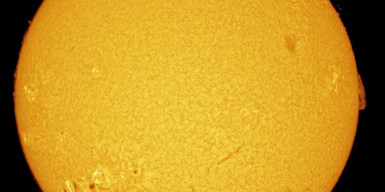 مركز الفلك الدولي يوثق بقع شمسية أكبر من الأرض بعشر مرات