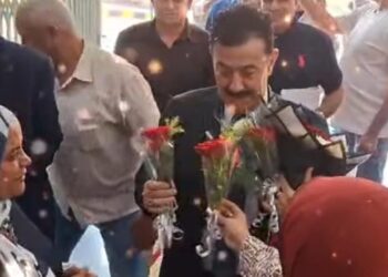 رئيس نقابة الشركة يستقبل المهندس المحمودي بالورد في ممر شرفي يليق بسيادته