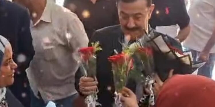 رئيس نقابة الشركة يستقبل المهندس المحمودي بالورد في ممر شرفي يليق بسيادته