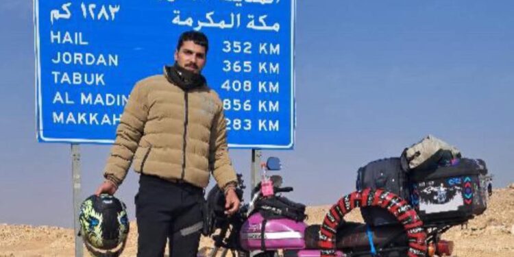 رحال نجفي يصل المدينة المنورة على دراجة نارية قادماً من النجف