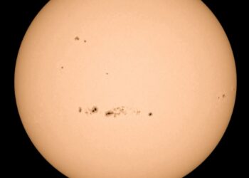 فلكية جدة…  البقعة الشمسية الضخمة تواجه الارض