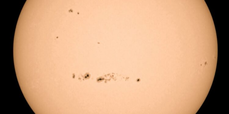 فلكية جدة…  البقعة الشمسية الضخمة تواجه الارض